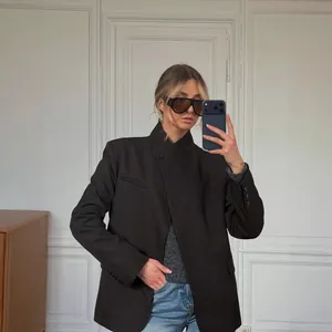 Fashionable black stand-collar long-sleeved blazer for women with a structured silhouette