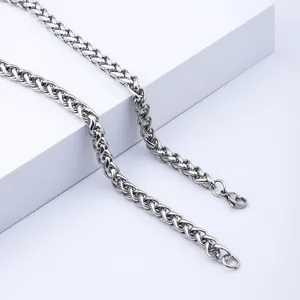 Detailaufnahme der Edelstahl-Weizenkette mit komplizierten, ineinandergreifenden Gliedern.