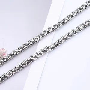 Detailaufnahme einer langlebigen silbernen Titanstahl-Drachenknochenkette für Herren mit Metallglanz