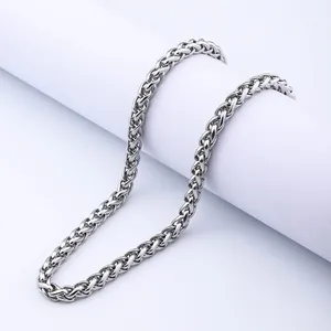 Nahaufnahme einer silbernen Herren-Edelstahlkette mit detaillierter Gliedtextur.