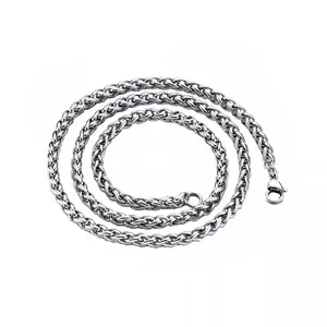 Detaillierte Nahaufnahme einer silbernen Weizenkette aus Edelstahl für Herrenschmuck-Design
