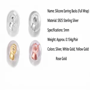 Gros plan des fermoirs de boucles d'oreilles en argent S925 avec silicone et diverses finitions