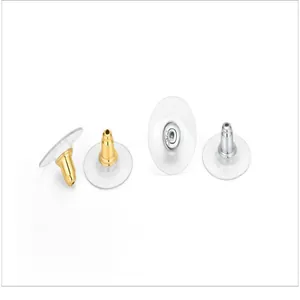 Nahaufnahme von Silikon-Ohrringverschlüssen in Gold- und Silberoptik