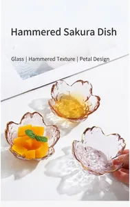 Détail rapproché de coupelles à sauce en verre cerisier avec texture martelée