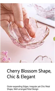 Gros plan d'une coupelle en verre rose en forme de fleur de cerisier avec bord doré
