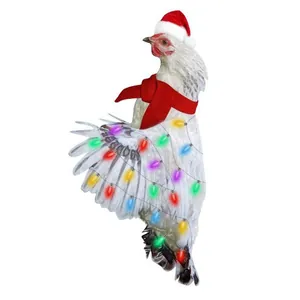 Vue détaillée d'une déco de poulet en acrylique avec bonnet de Noël et lumières