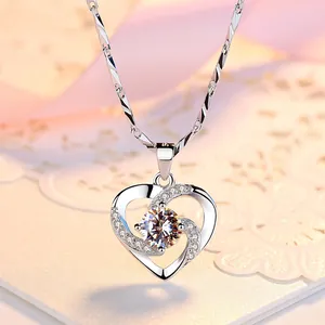 Élégant collier pendentif cœur en argent avec une pierre de zircone étincelante au centre