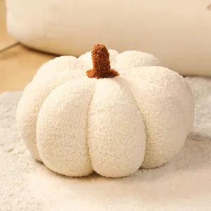 Détail montrant la texture sherpa douce de cet oreiller en forme de citrouille.