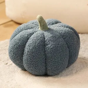 Détail de la texture du coussin en peluche citrouille bleue Sherpa pour déco