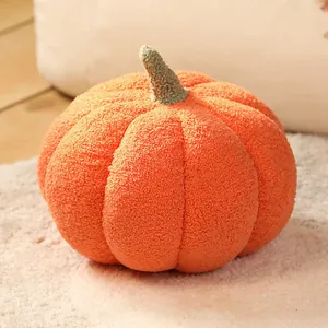 Gros plan d'un coussin en peluche citrouille orange avec une texture sherpa réaliste.