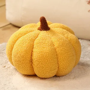 Gros plan d'un coussin en peluche citrouille jaune en tissu bouclé pour la maison