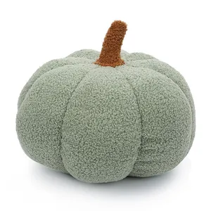 Coussin en peluche citrouille vert sauge doux avec texture bouclée déco