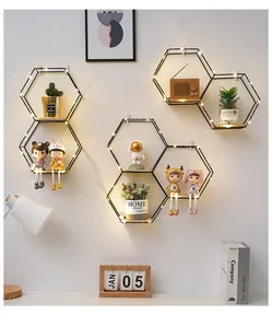 Vista lifestyle di mensole da parete esagonali con calda illuminazione LED.