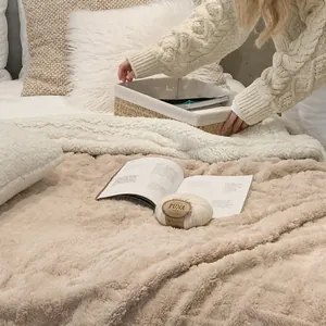 Couverture en peluche beige épaisse avec une surface en polaire texturée pour l'hiver