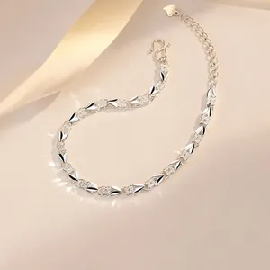 Vue détaillée du bracelet ajustable en argent avec trèfle à quatre feuilles et cœur