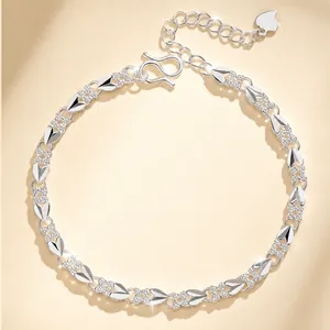 Bracelet à maillons cœur élégant en argent avec des accents de zircone étincelants et réglable