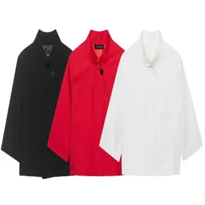 Set di tre eleganti blazer a maniche corte da donna nei colori nero, rosso e bianco puro.