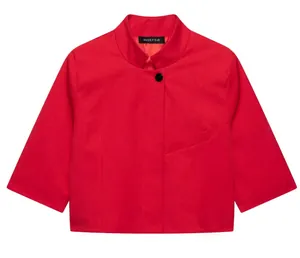 Vista ravvicinata di un elegante blazer corto rosso vibrante a maniche corte da donna