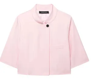 Dettaglio ravvicinato di un blazer corto rosa a maniche corte con colletto alla coreana.