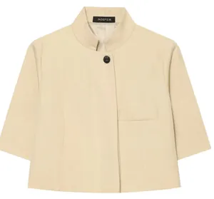 Vista dettagliata di un blazer corto beige con colletto alla coreana e bottone.