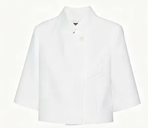 Dettaglio di giacca blazer corta bianca a maniche corte con colletto alto e bottone.