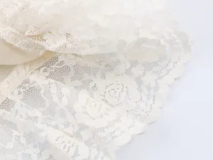 Vue macro détaillée de la dentelle florale blanche délicate avec des bords festonnés élégants