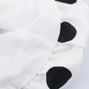 Nahaufnahme von weißem Webstoff mit schwarzen Polka-Dot-Mustern für Damenoberteile
