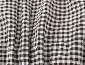 Primer plano de la textura de tela de cuadros vichy marrón y blanco para blusa casual