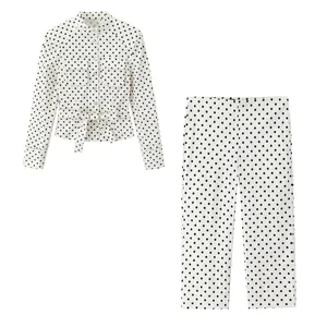 Vista detallada del conjunto de chaqueta camisera y pantalón blanco con lunares