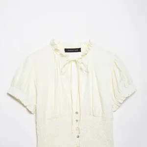 Elegante blusa blanco roto con cuello de volantes, lazo y cintura ahumada mujer