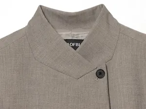 Detailansicht eines modischen Casual-Blazers mit Stehkragen und feiner Stoffstruktur sowie Knopf