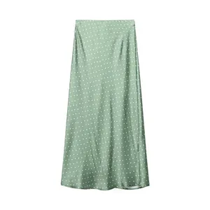 Elegante saliegroene midi-rok met stippen en een gladde zijdeglans satijnen afwerking