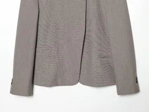 Nahaufnahme des Saums und der Tasche eines strukturierten grauen lässigen Blazers für Damen