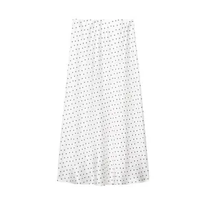 Gedetailleerde weergave van een witte satijnen midi-rok met chic zwart stippenpatroon