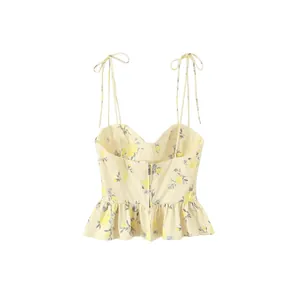 Elegante top de tirantes con estampado floral amarillo y dobladillo peplum con volantes