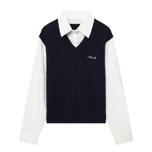 Elegante chaleco de punto trenzado azul marino sobre camisa blanca con bordado fino