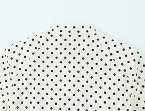 Primer plano del cuello trasero y la textura de la tela de una chaqueta de lunares.