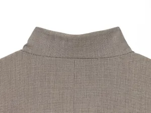 Detailansicht des hohen Stehkragens von hinten an einem modischen Damen-Freizeit-Blazer.
