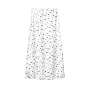 Elegante witte satijnen midi-rok met hoge taille en klassiek zwart polkadotpatroon