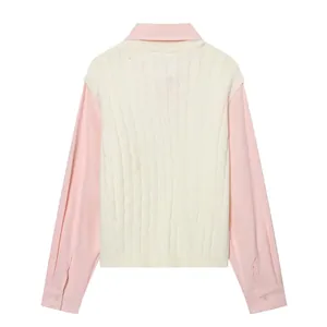 Vista trasera de camisa rosa de manga larga con un chaleco de punto trenzado blanco.