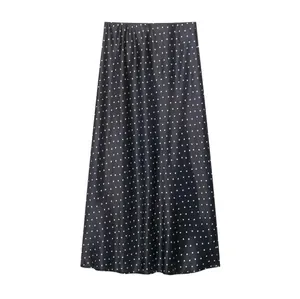 Elegante zwarte satijnen midi-rok met stippen, hoge taille en een vloeiende A-lijn