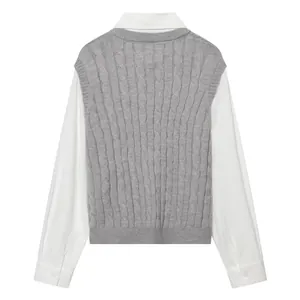 Vista posterior de un chaleco de punto gris sobre una camisa blanca de manga larga