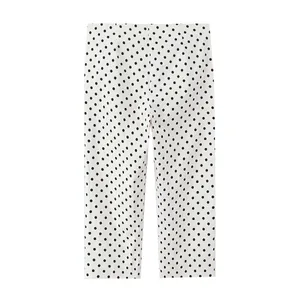 Primer plano de los pantalones blancos casuales con patrón de lunares negros clásicos