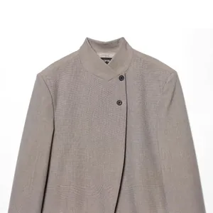 Elegante graubraune Blazer-Jacke mit Stehkragen und asymmetrischem Knopfverschluss für Damen.