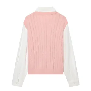 Vista trasera detallada de un chaleco de punto rosa sobre camisa blanca de manga larga lisa