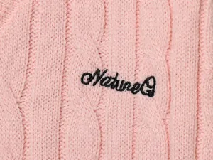 Primer plano de punto de ochos rosa con elegante bordado de letras negras detallado
