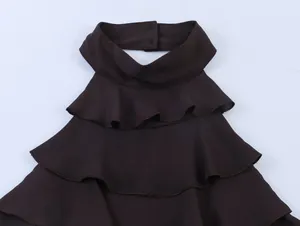 Detailopname van een donkerbruine georgette haltertop met modieuze gelaagde ruches