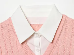 Vista macro del cuello de camisa blanca con jersey rosa de punto trenzado suave top