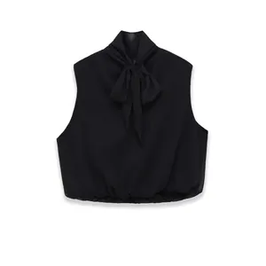 Blusa negra sin mangas de cuello alto con elegante lazo y dobladillo fruncido.