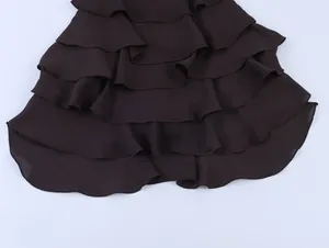 Detailweergave van de gelaagde georgette ruches van deze donkerbruine haltertop voor dames